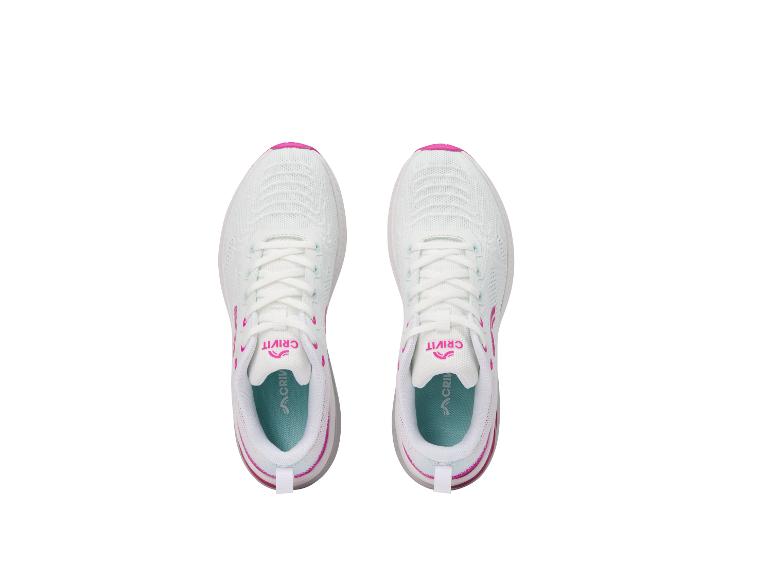Twee paar witte Crivit sneakers.