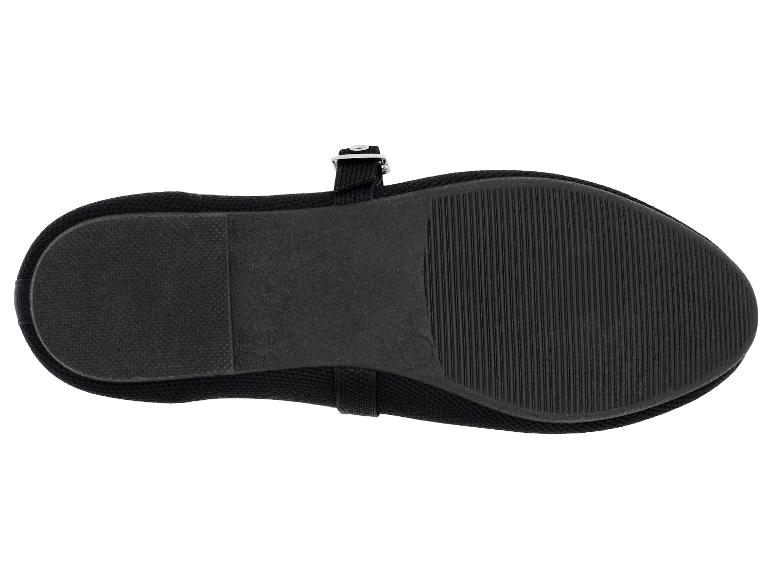 Zwarte platte schoen met gespband, gezien vanaf de zool.