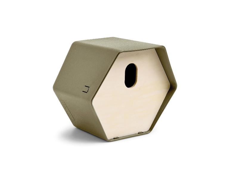 Groen, zeshoekig vogelhuisje met houten voorkant en ovale opening.