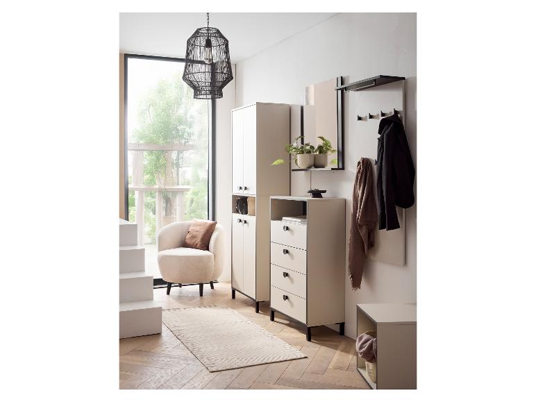 Beige en zwarte halmeubels met een fauteuil, een vloerkleed en een groot raam.