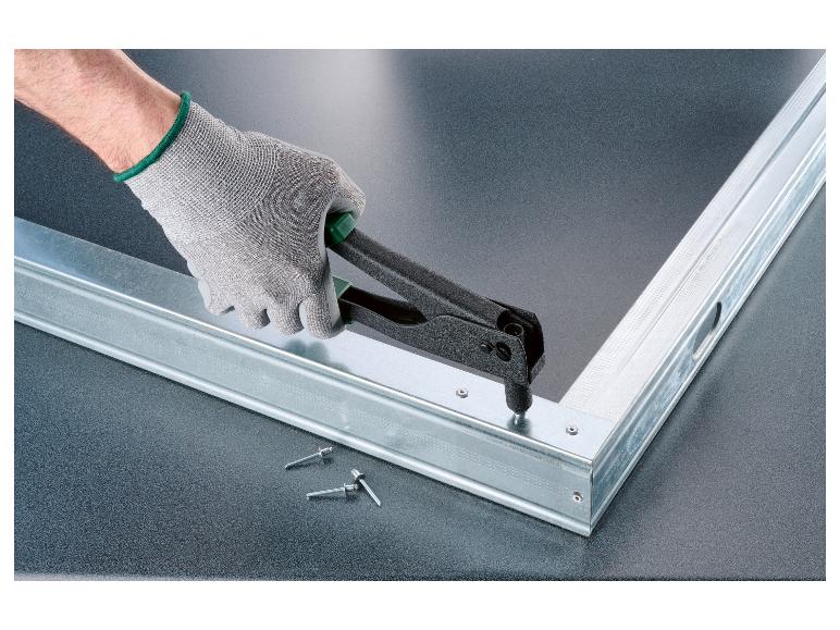 Gehandschoende hand gebruikt een popnageltang op een metalen profiel.