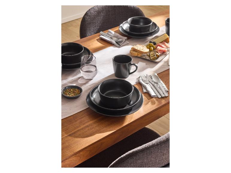 SILVERCREST® mokkenset op een elegant gedekte eettafel.