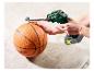 Groene draadloze inflator met digitaal display pompt een oranje basketbal op.