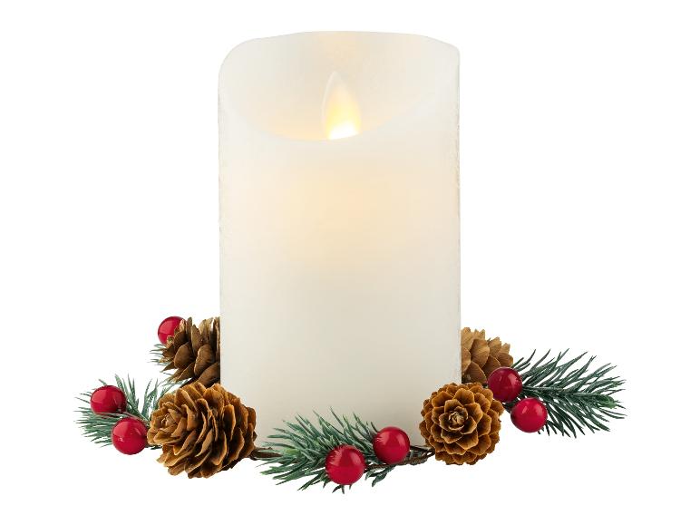 Witte LED-kaars met dennenappels en rode bessen.