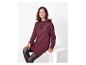 Vrouw in een bordeauxrode hoodie-jurk met de tekst 'U.S. GRAND POLO EQUIPMENT & APPAREL'.