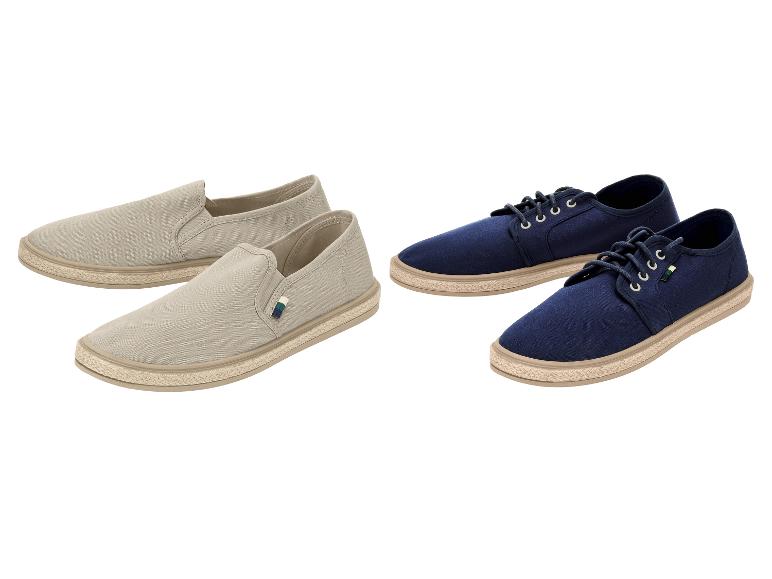 Twee paar espadrilles: beige instappers en marineblauwe veterschoenen.