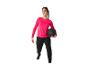 Vrouw in roze en zwarte sportkleding met een medicijnbal.