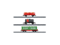 Drie verschillende goederenwagons op rails: een rode met gouden lading, een zwarte tankwagon en een groene containerwagon.