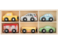 Houten speelgoedauto's in diverse kleuren en modellen, inclusief een bus en een takelwagen.
