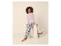 Vrouw in roze pyjamashirt met lange mouwen en geruite pyjamabroek, tekst 'COFFEE CLUB EVERYDAY'.