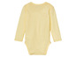 Een gele baby romper met lange mouwen.