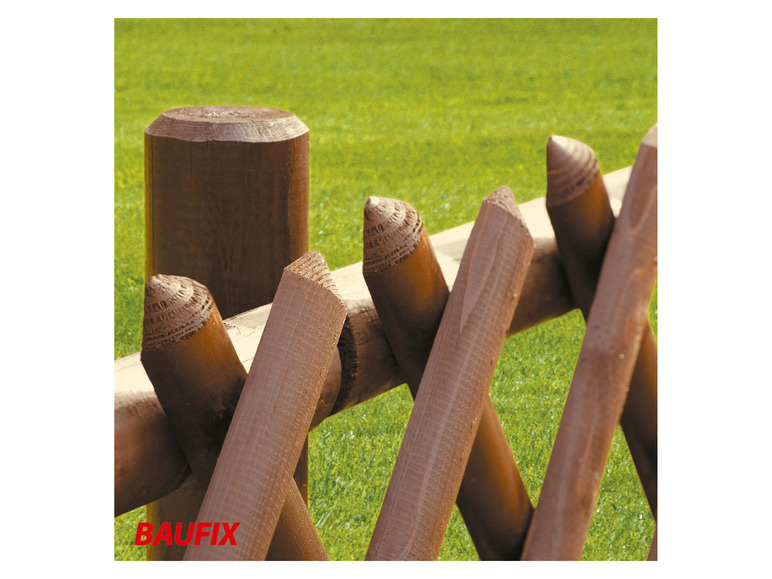 Houten palen en schuttingdelen van Baufix voor een tuinomheining.