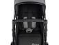 Bébéconfort buggy, zwart, met gordels en kap.