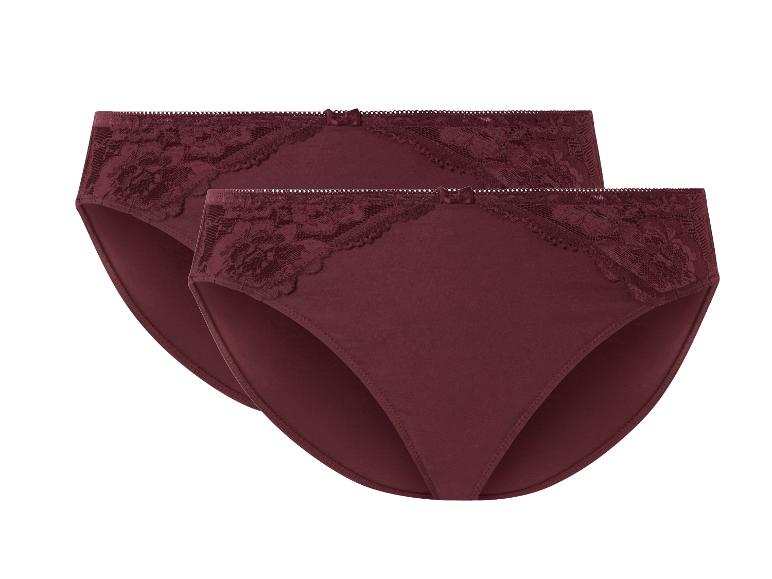 Twee paar donkerrode onderbroeken met kant.