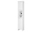 Hoge witte badkamerkast met open planken met toiletartikelen en diffusers.