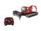Een rode PistenBully 600 sneeuwschuiver met afstandsbediening.