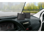Zwarte ontvochtigingszakjes geplaatst op het dashboard van een auto.