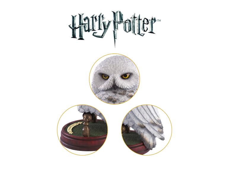 Gedetailleerde weergaven van het Hedwig-sculptuur van The Noble Collection met het Harry Potter-logo.