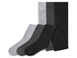 Drie paar sokken in zwart, grijs en lichtgrijs.