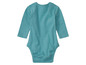 Een baby romper met lange mouwen in een blauwe kleur.