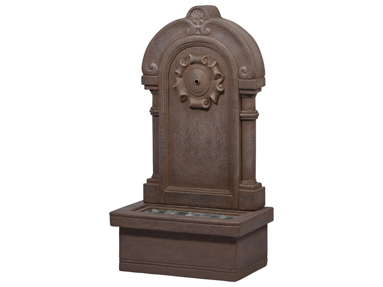 Een stenen waterfontein met een opvallende boog.