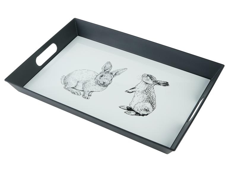 Een zwarte dienblad met twee konijnen in zwart-wit design.