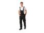 Man in zwarte overall en wit t-shirt