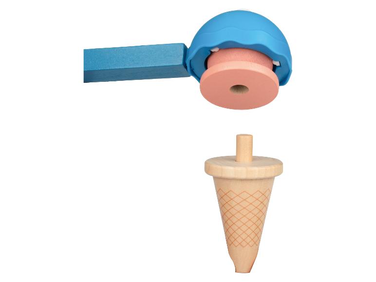 Houten speelgoed met een blauwe ijsschep en een ijshoorntje.