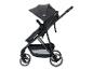 Grijze kinderwagen met een opbergmand eronder.