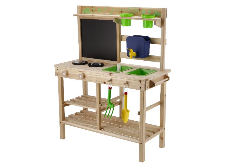 Houten kindertuinbank met schoolbord, wasbakken en tuingereedschap.