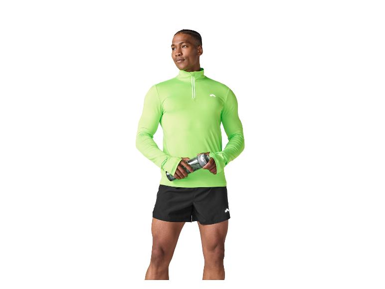 Man in een limoengroen hardloopshirt met lange mouwen en zwarte shorts, met een waterfles.