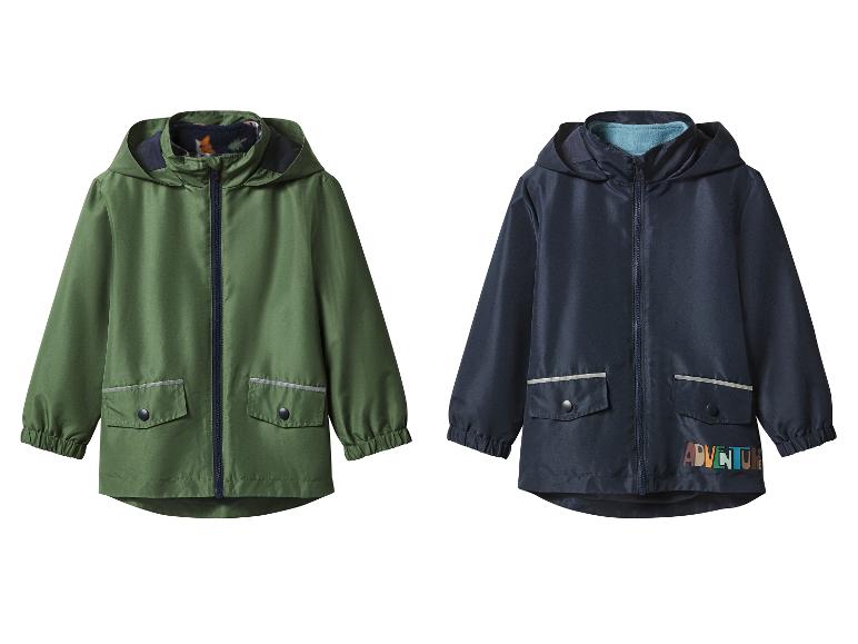 Twee kinderjassen: groen en donkerblauw.
