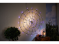 Paars lichtgevend spinnenweb voor Halloween, met pompoenen en decoratieve lantaarn.