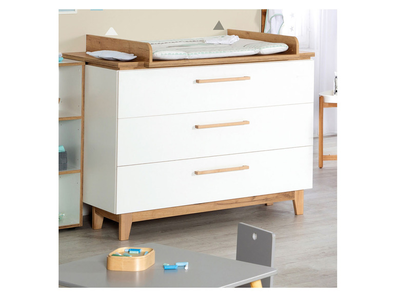 Witte commode met houten bovenblad en drie lades.