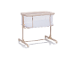 Beige baby co-sleeper met gaaswanden en wielen op een witte achtergrond.