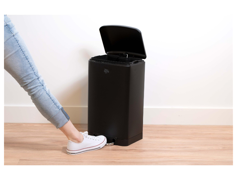 Een open zwarte Dirt Devil pedaalemmer.