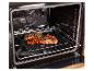 Gegrilde steaks met paprika en uien op een grillplaat in een oven