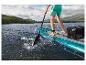 Turquoise paddleboard met peddel en opbergbox op het water.
