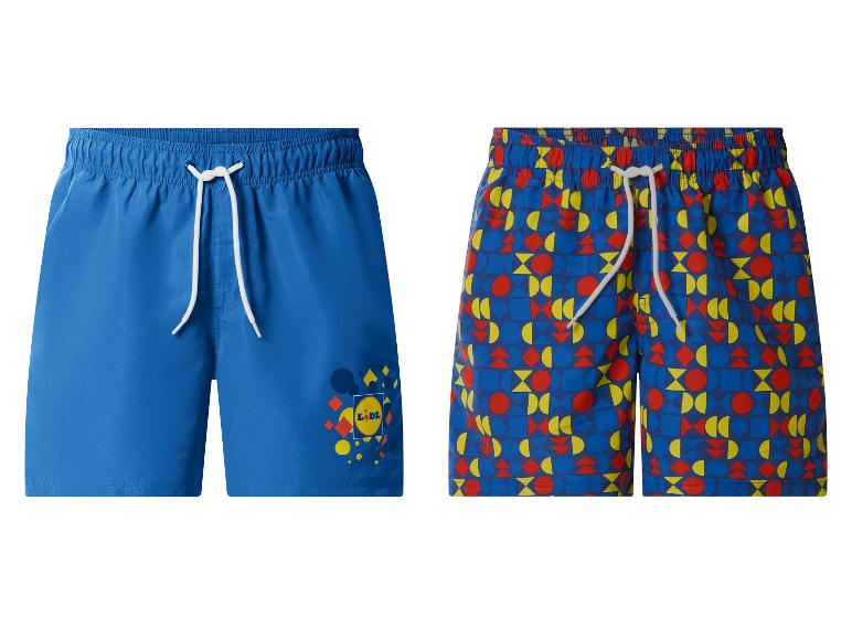 Twee heren zwemshorts: één blauw met logo en één met kleurrijke geometrische patronen.