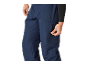 Man in donkerblauwe outdoorbroek met rits op het been.