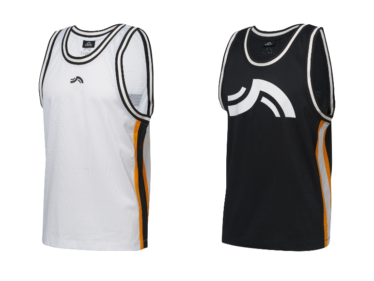 Twee Crivit basketbalshirts, een wit en een zwart.