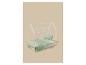 Kinderbedframe met een wit houten huisstructuur en mintgroen beddengoed.