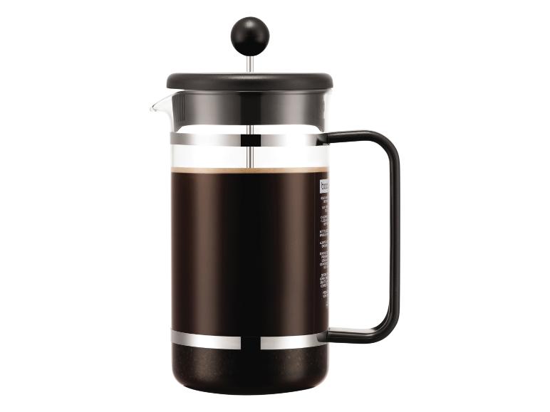 Zwarte Bodum French Press koffiezetapparaat met koffie op een witte achtergrond.