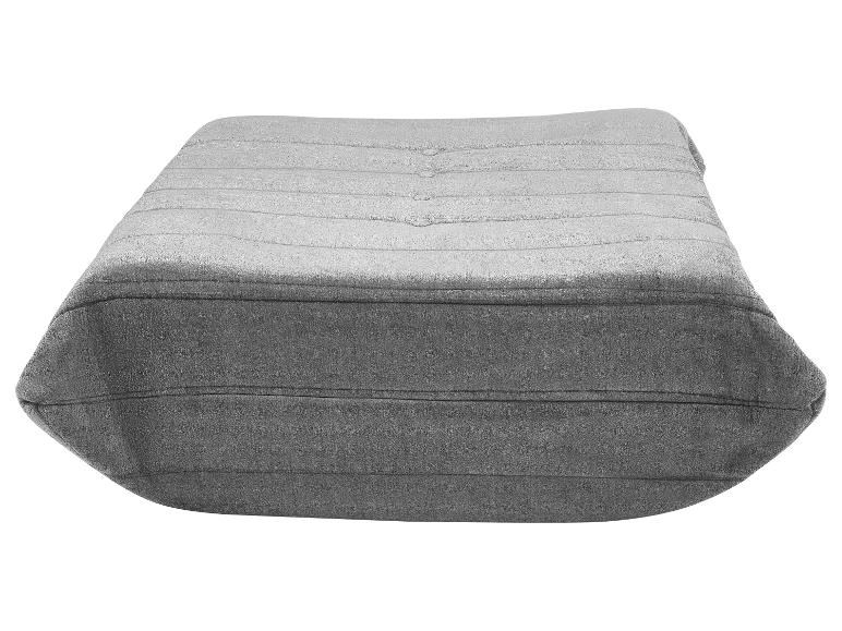 Grijze poef met knopen en horizontale stiksels, zijaanzicht.