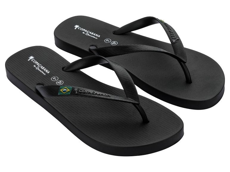 Zwarte teenslippers met Braziliaanse vlag en tekst 'Copacabana by Ipanema'.