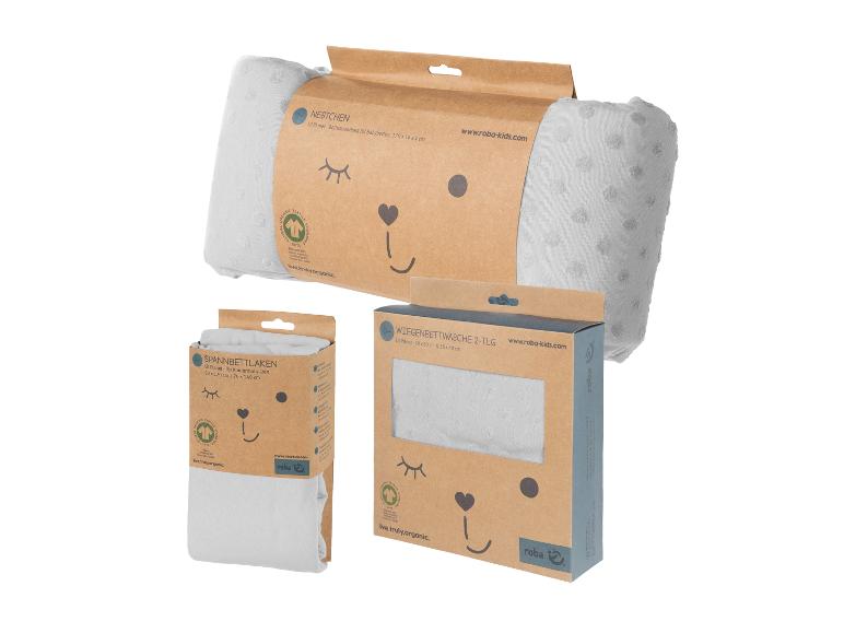 Drie roba-kids babybeddengoed en accessoire sets, met een berenontwerp.
