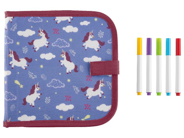 Unicorn notitieboekje met gekleurde stiften.