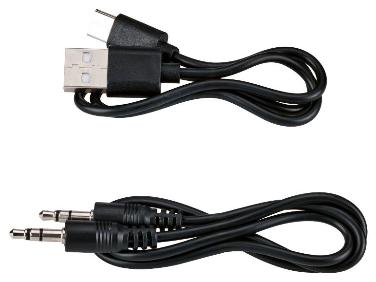 Zwarte USB- en 3,5 mm audiokabels.