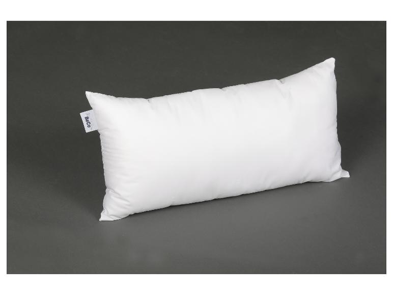 Rechthoekig wit kussen op een donkergrijze achtergrond.