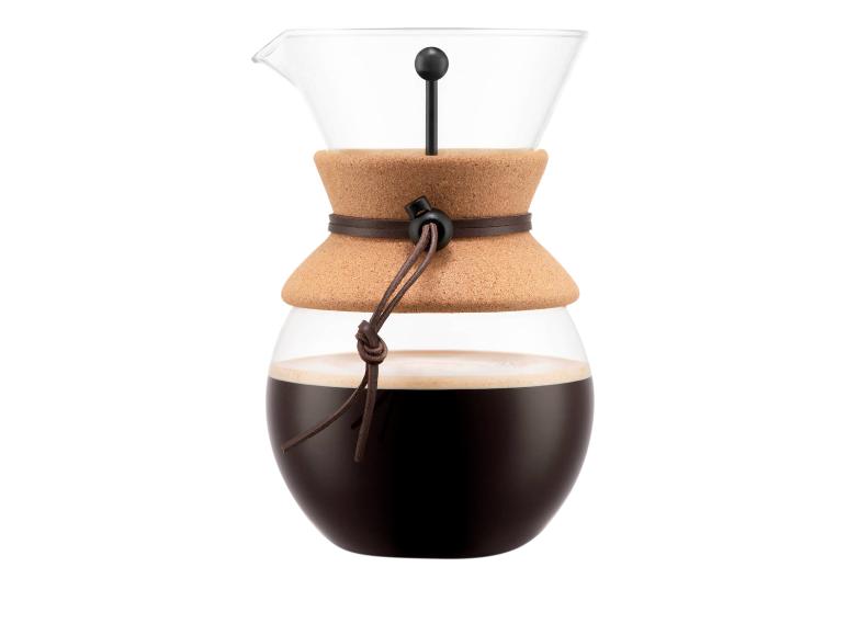 Glazen koffiezetapparaat met kurken handvat en leren koord, gevuld met koffie.